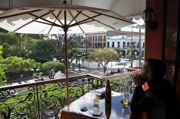 Cerveja de frente para a praça 25 de Maio, em Sucre - Bolívia